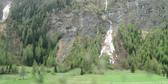 Bild einer Felswand im Alpenraum