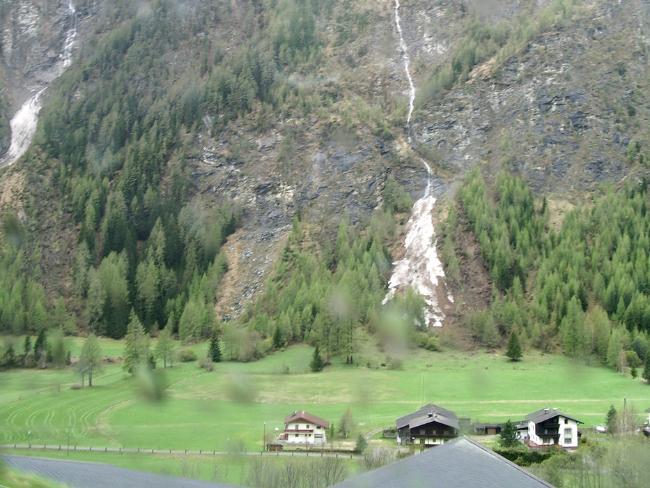 Image of rock wall in alpine region